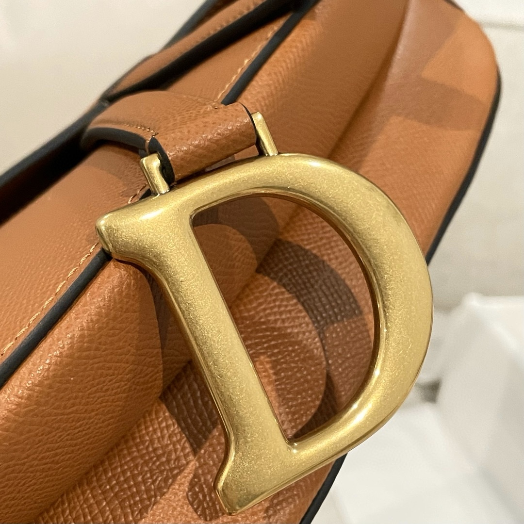 DIOR Saddle Bag with Strap Golden Saddle Grained Calfskin