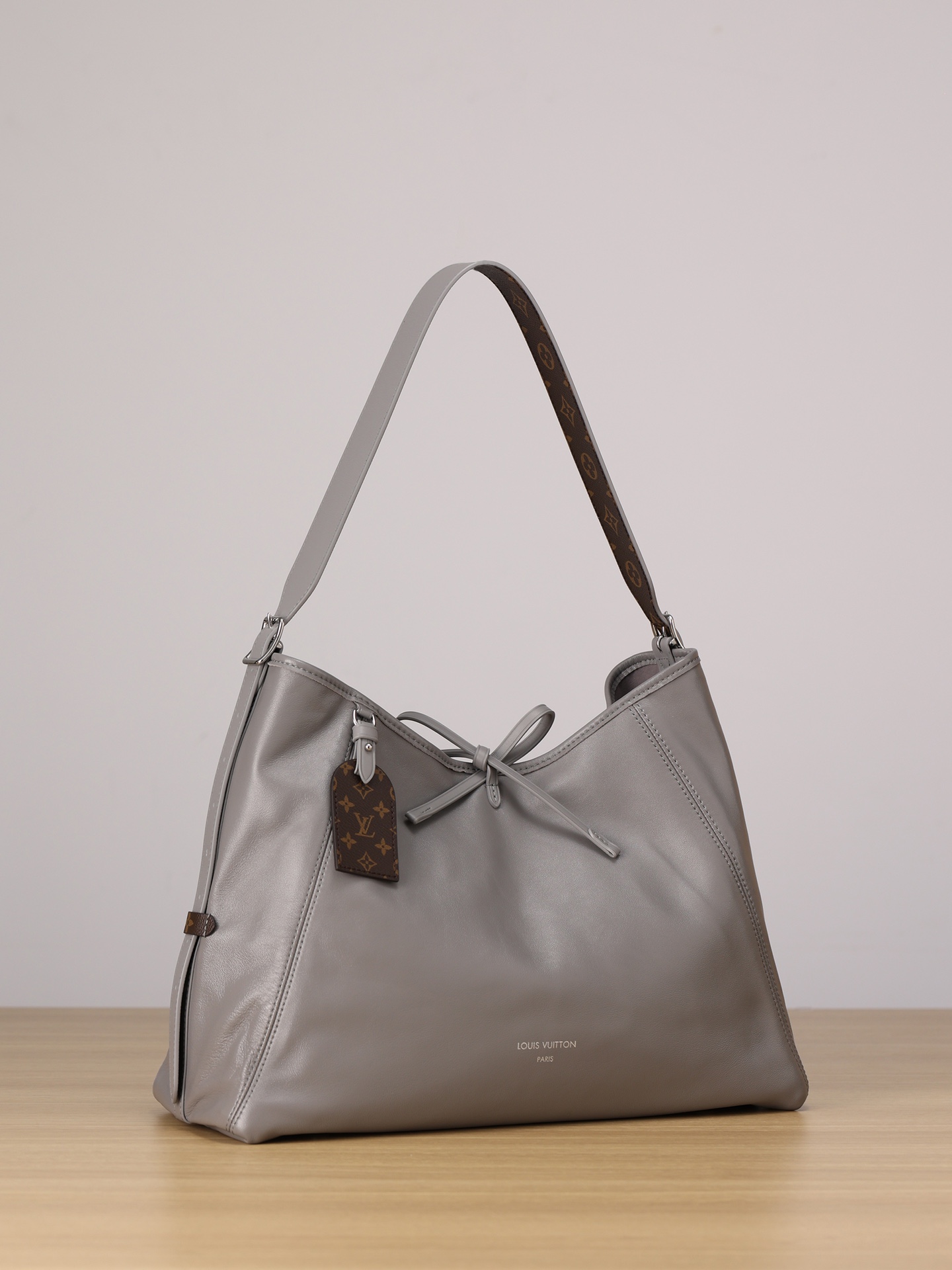 LOUIS VUITTON M12583 CarryAll Vibe MM Trianon Gray