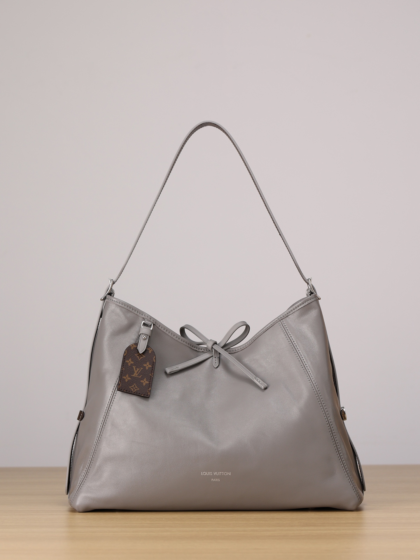 LOUIS VUITTON M12583 CarryAll Vibe MM Trianon Gray