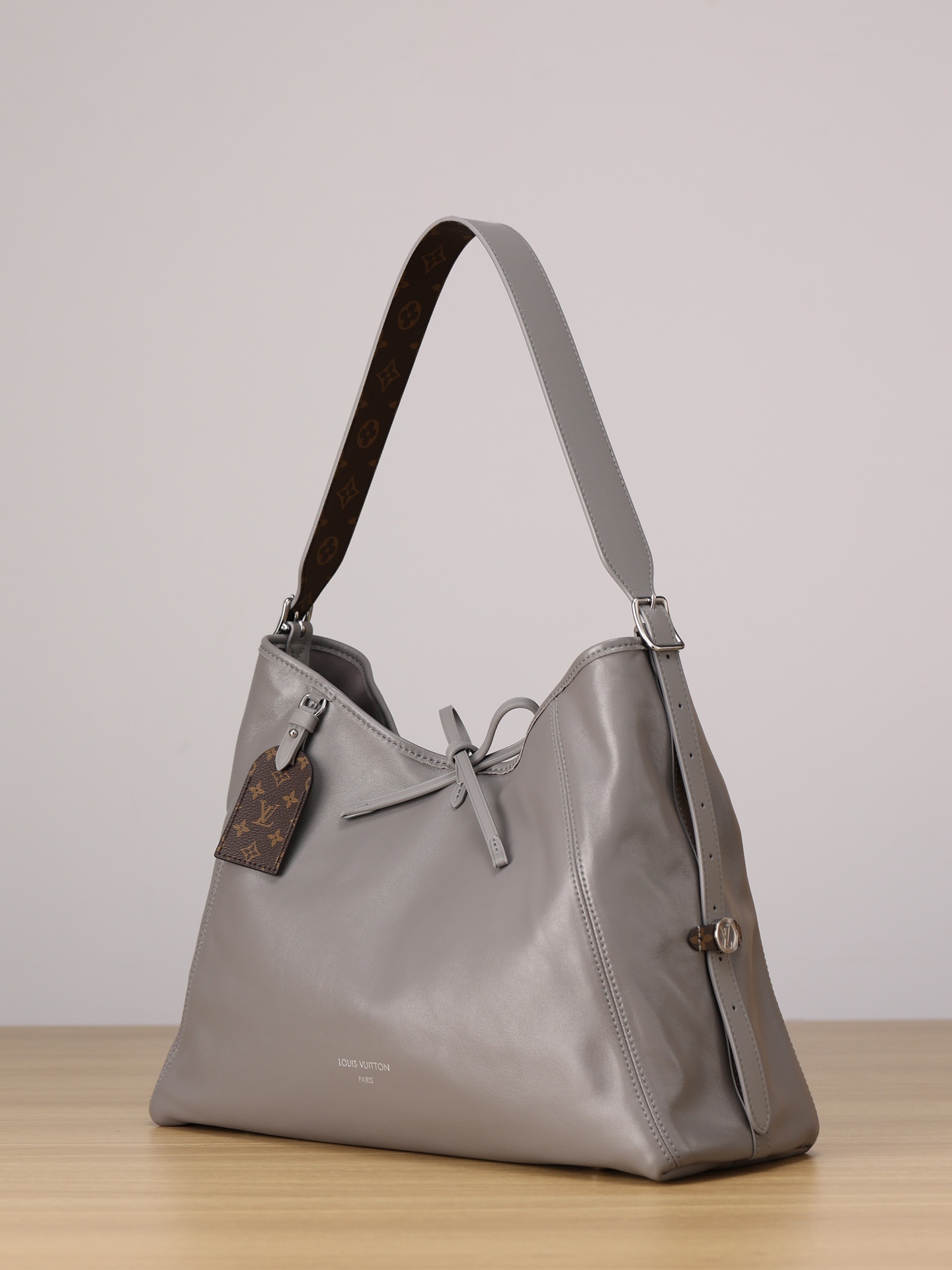 LOUIS VUITTON M12583 CarryAll Vibe MM Trianon Gray