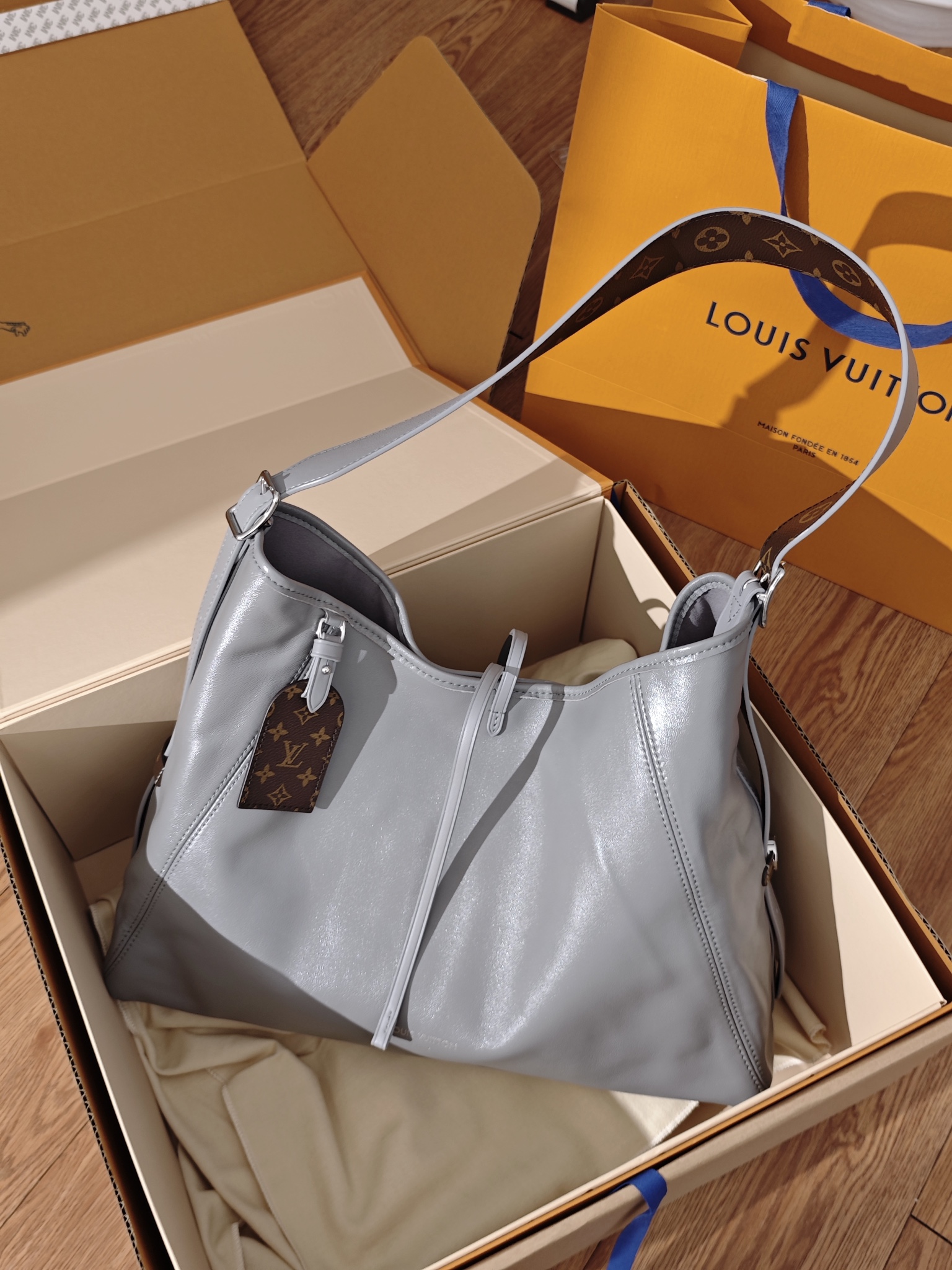 LOUIS VUITTON M12583 CarryAll Vibe MM Trianon Gray