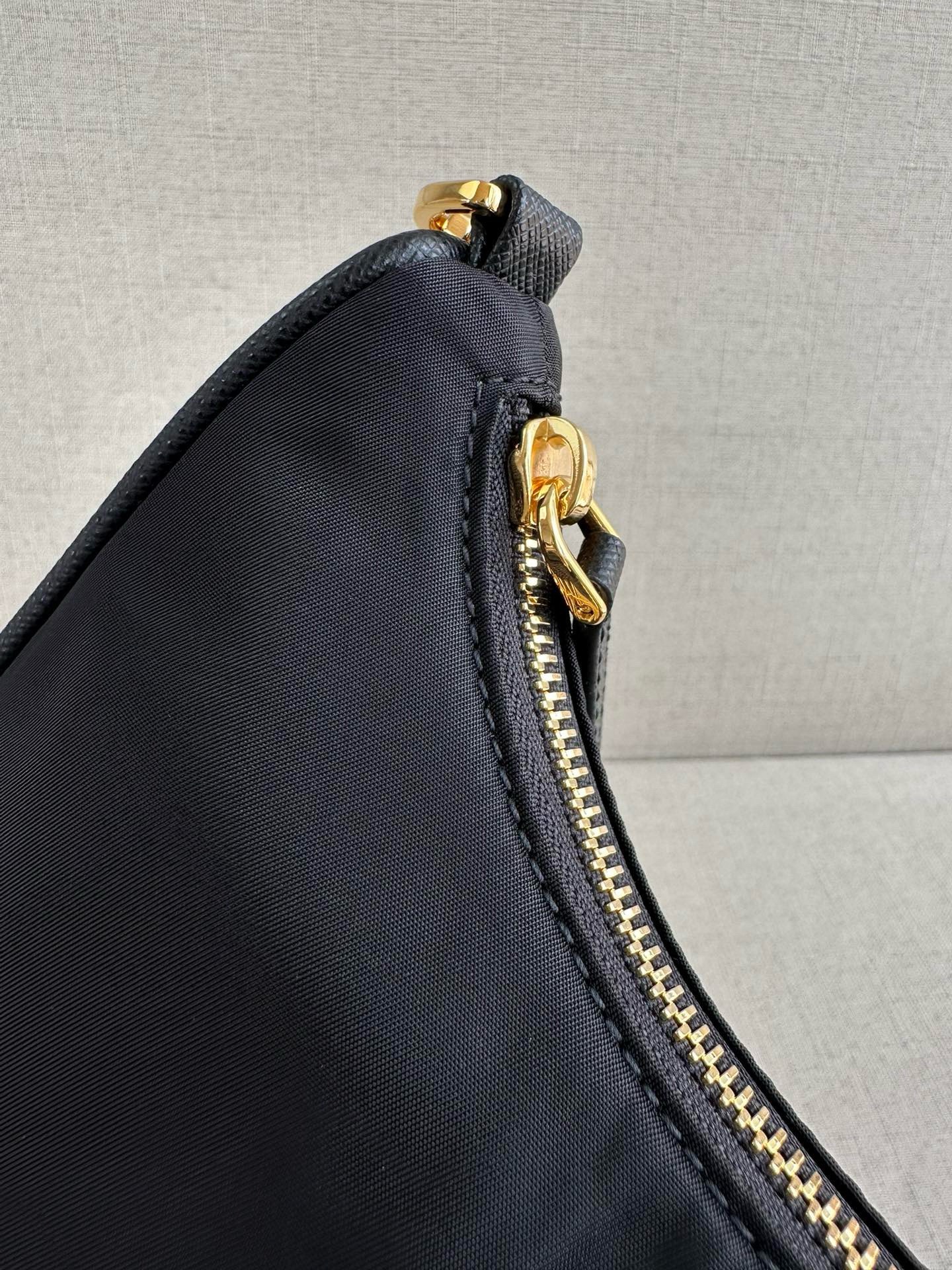 PRADA Re-Edition 2005 Re-Nylon bag Black/Gold Hardware