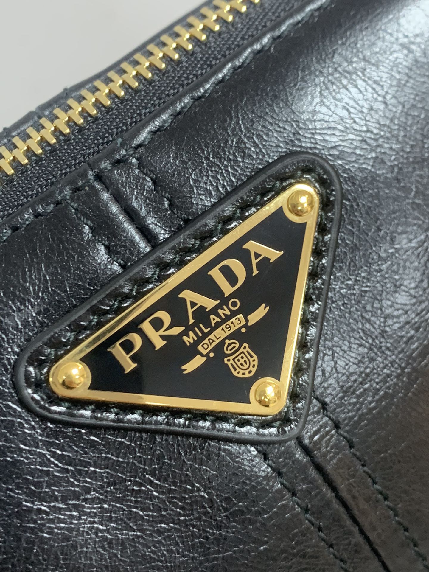 PRADA Re-Edition 2002 medium leather shoulder bag Black/Gold Hardware