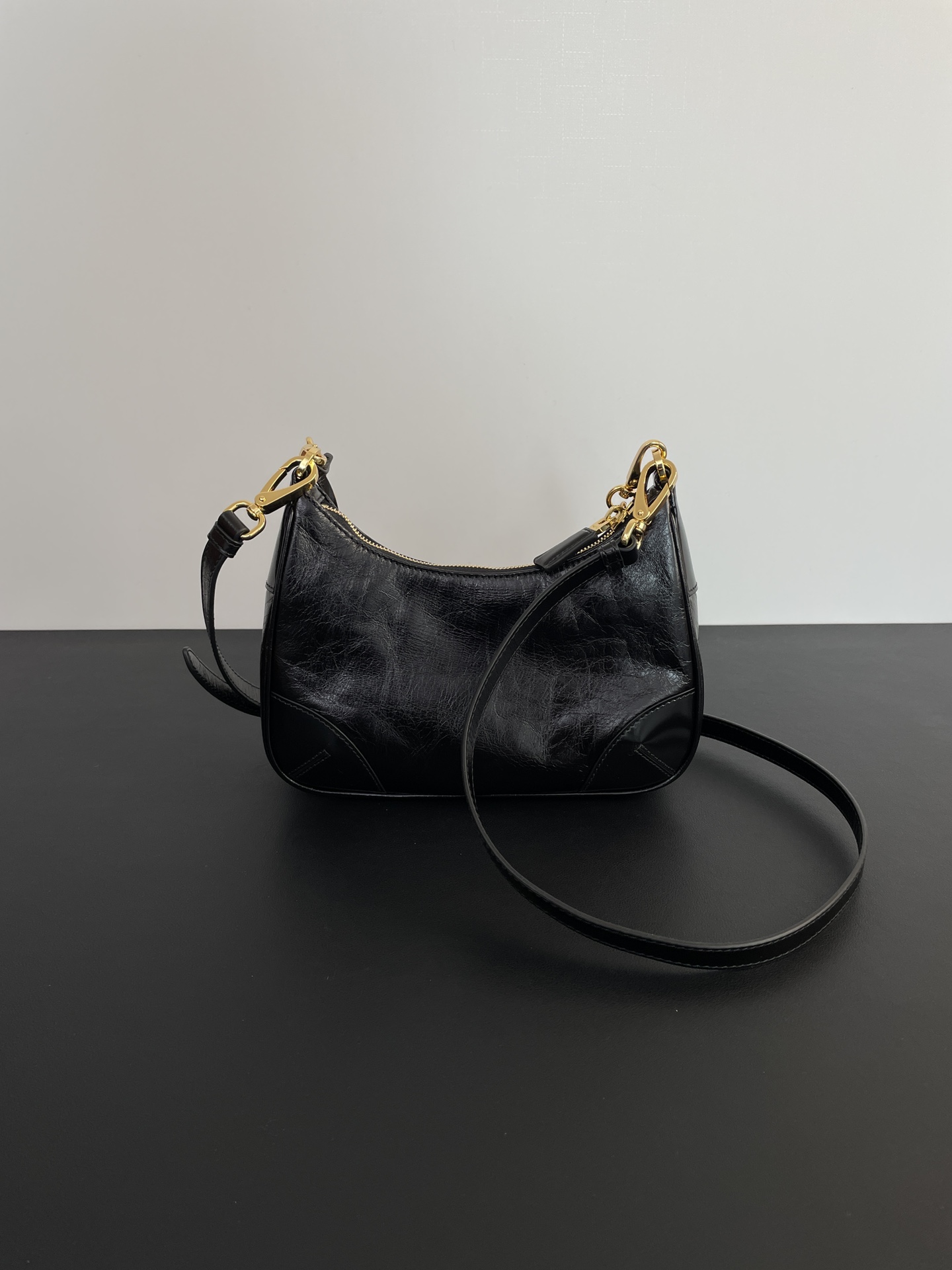 PRADA Re-Edition 2002 leather shoulder bag Black/Gold Hardware