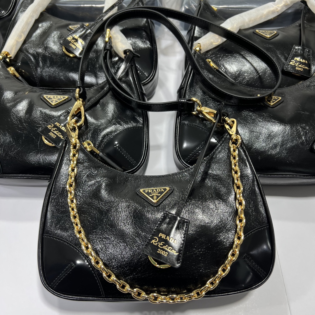 PRADA Re-Edition 2002 leather shoulder bag Black/Gold Hardware