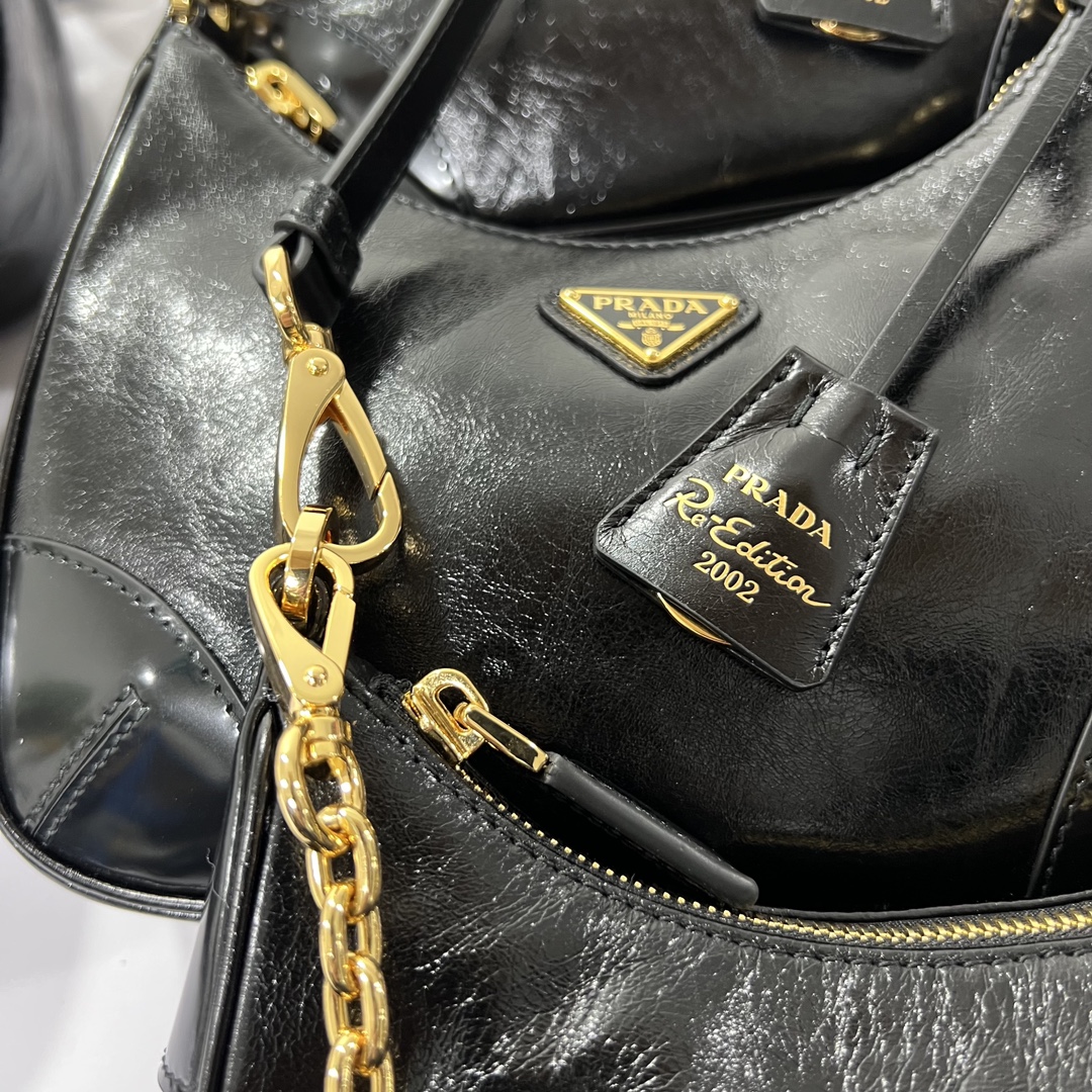 PRADA Re-Edition 2002 leather shoulder bag Black/Gold Hardware