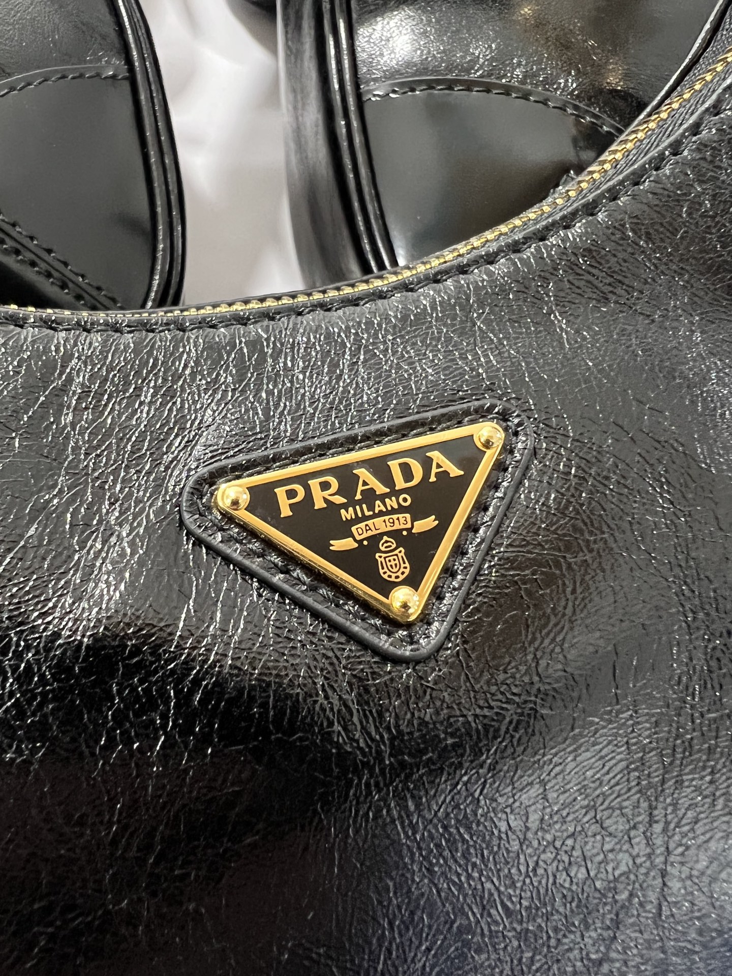 PRADA Re-Edition 2002 leather shoulder bag Black/Gold Hardware