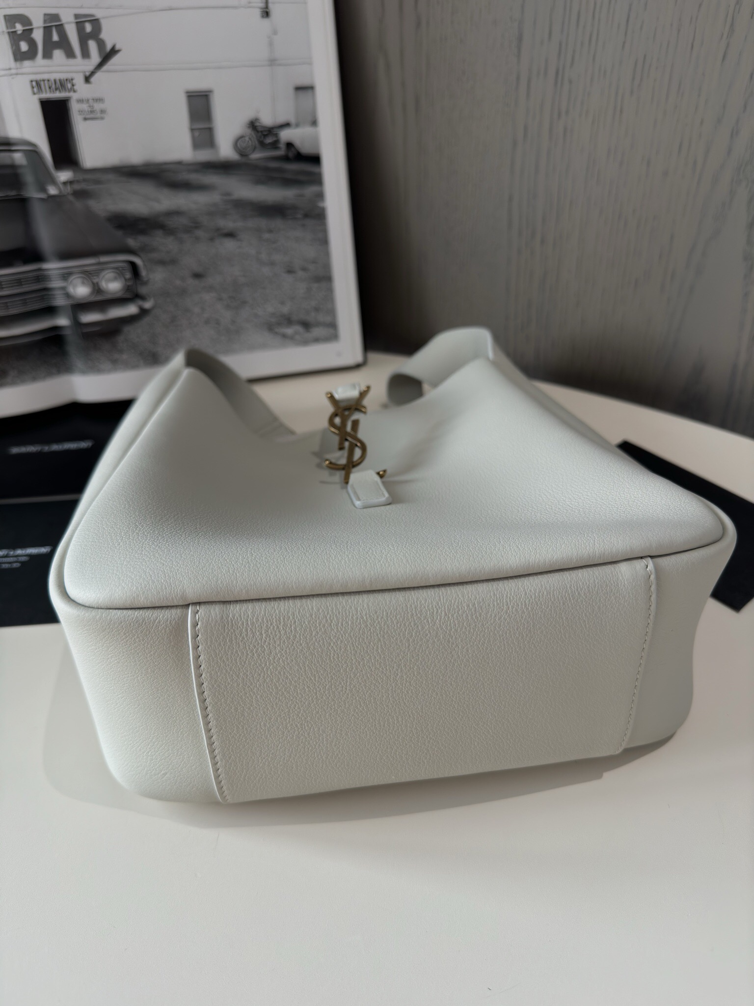 SAINT LAURENT LE 5 À 7 Supple Small bag in grained leather Blanc Vintage