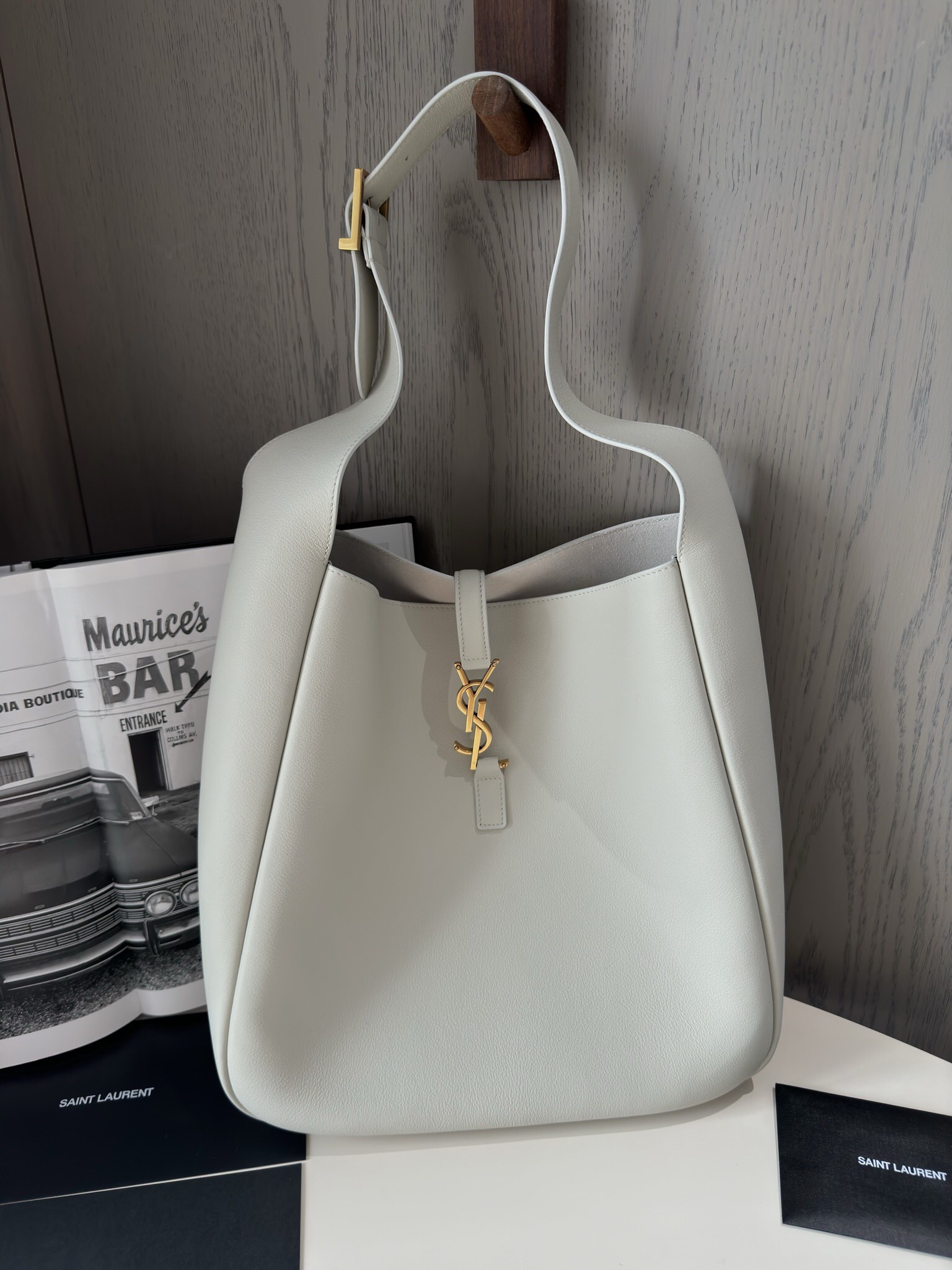 SAINT LAURENT LE 5 À 7 Supple Large bag in grained leather Blanc Vintage