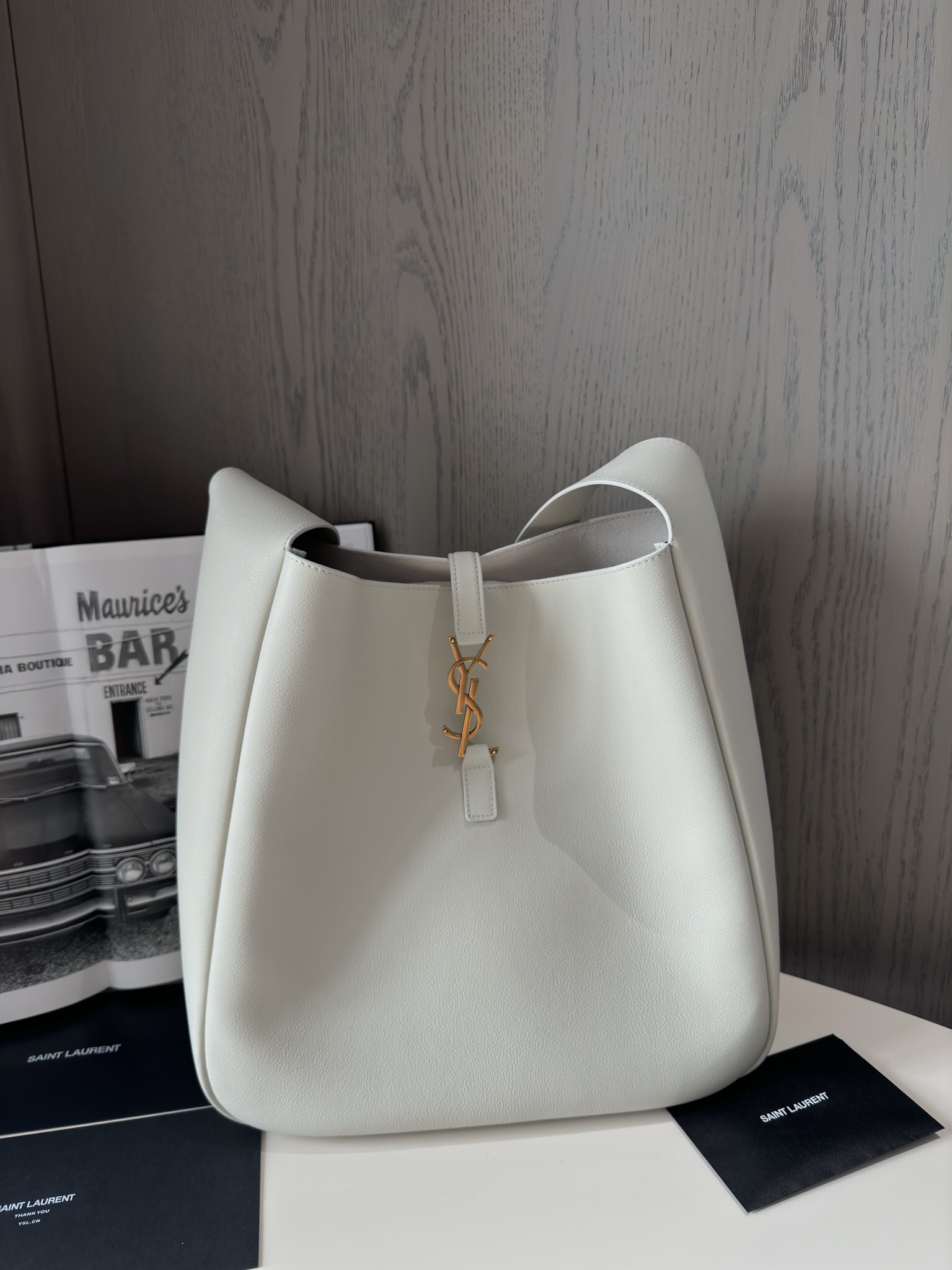 SAINT LAURENT LE 5 À 7 Supple Large bag in grained leather Blanc Vintage