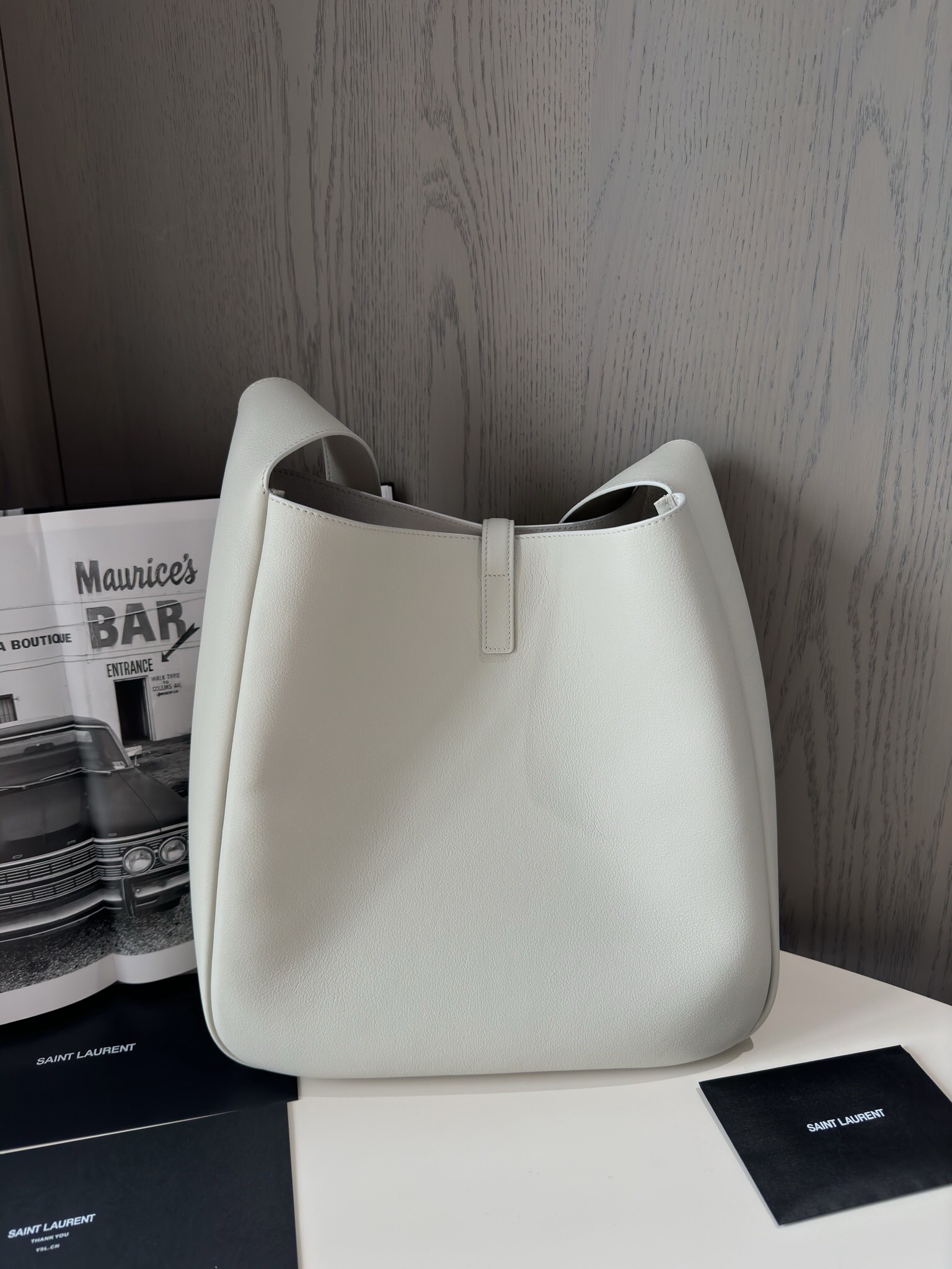 SAINT LAURENT LE 5 À 7 Supple Large bag in grained leather Blanc Vintage