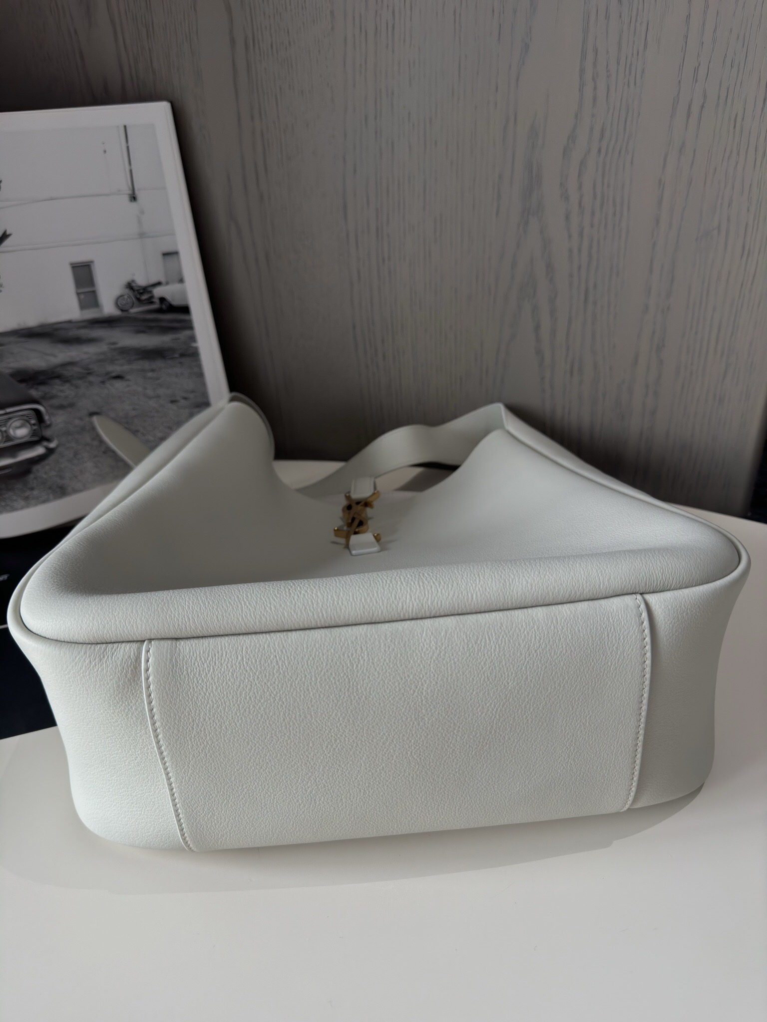 SAINT LAURENT LE 5 À 7 Supple Large bag in grained leather Blanc Vintage