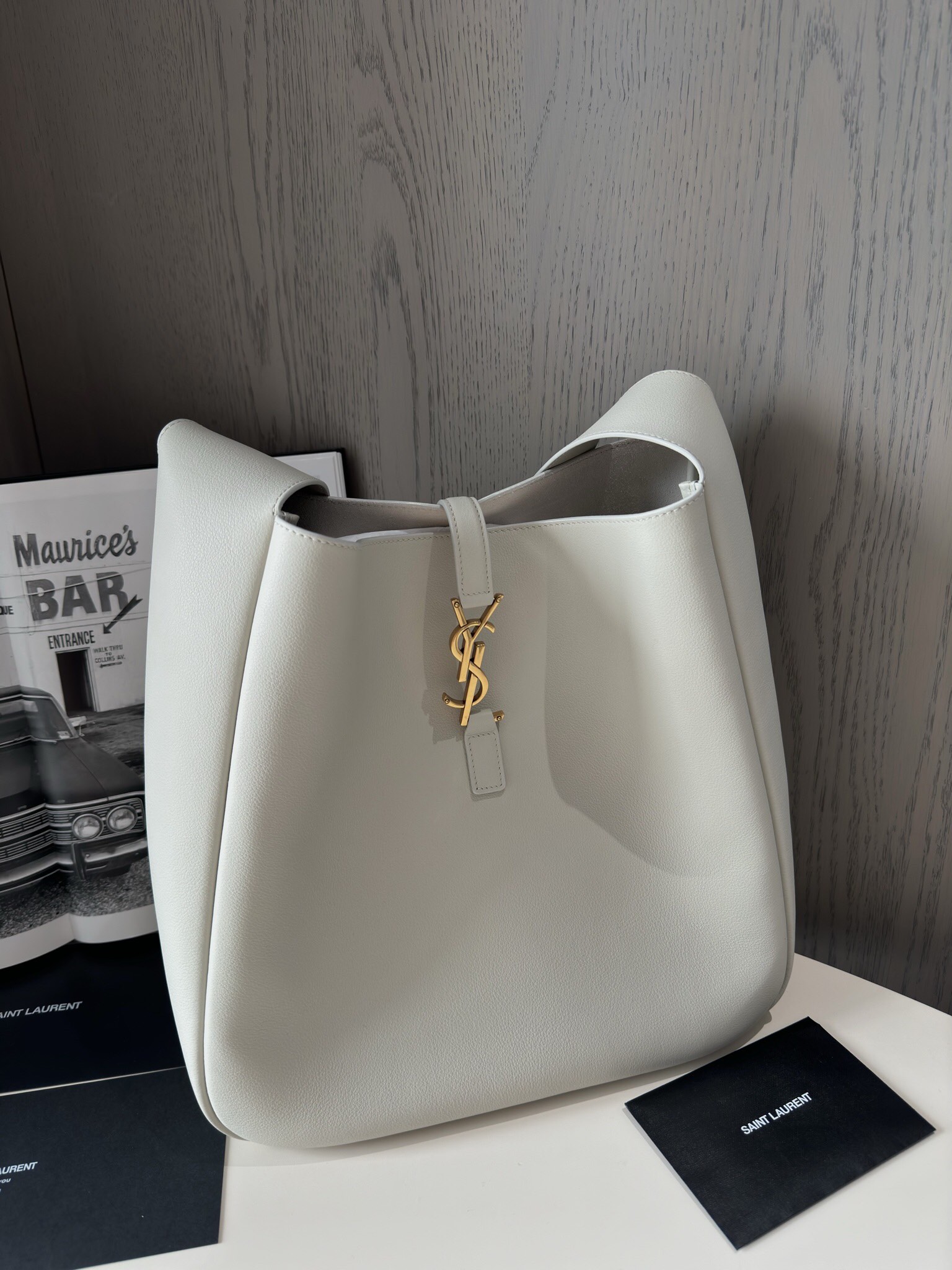 SAINT LAURENT LE 5 À 7 Supple Large bag in grained leather Blanc Vintage