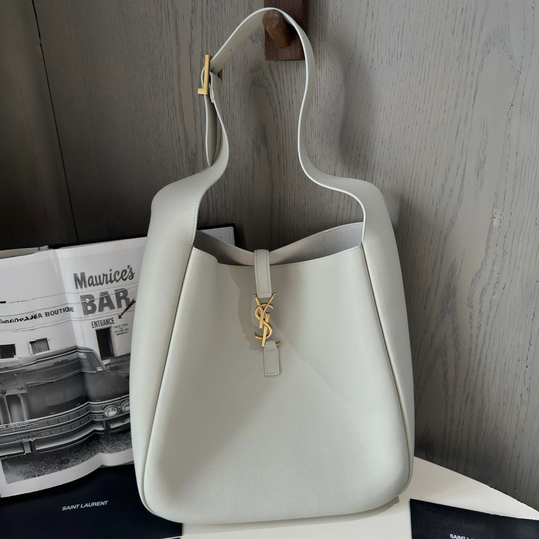 SAINT LAURENT LE 5 À 7 Supple Large bag in grained leather Blanc Vintage